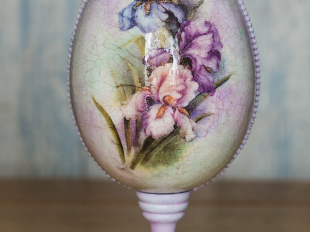 Decoupaged egg with crackles on the stand